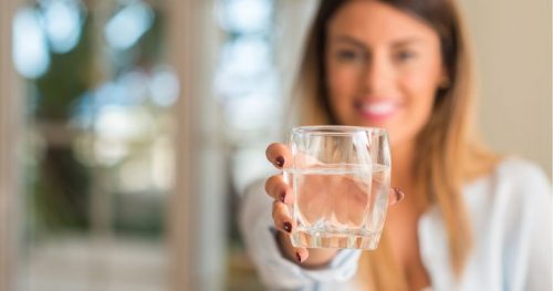 Agua limpia gracias a la máquina de osmosis