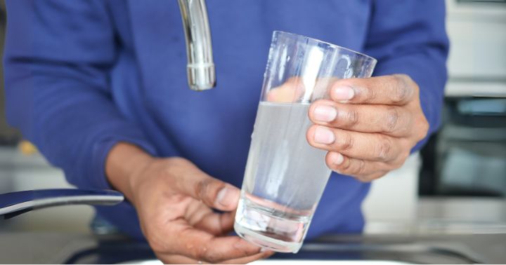 medición de calidad del agua doméstica con medidor TDS en cocina familiar