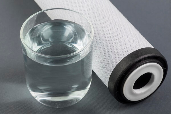 Comparativa de sistemas de filtración de agua: ósmosis inversa y filtro de carbón activado en cocina