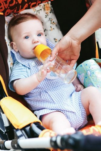 bebé tomando biberón preparado con agua purificada por ósmosis