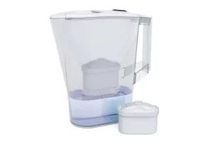 Jarra filtradora de agua utilizada para reducir impurezas y mejorar el sabor del agua del grifo