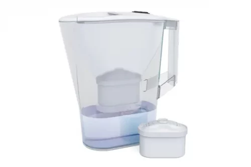Jarra filtradora de agua utilizada para reducir impurezas y mejorar el sabor del agua del grifo 