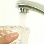 Sistema de ósmosis inversa de flujo directo proporcionando agua purificada directamente desde el grifo
