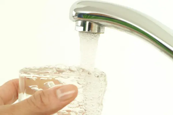 Sistema de ósmosis inversa de flujo directo proporcionando agua purificada directamente desde el grifo